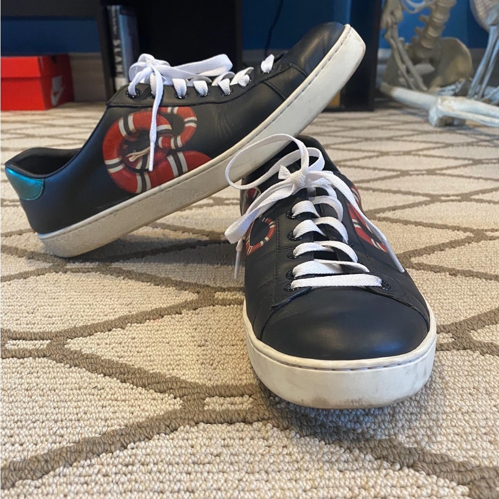Gucci Black and White Sneakers with Classic Low-Top Design